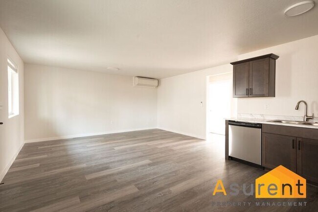 Foto del edificio - 2 bedroom 1 bathroom Upstairs Corner Apart...