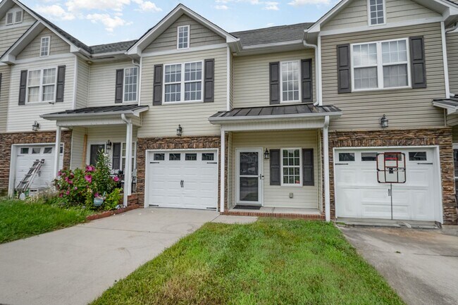 Foto del edificio - 1st Month Rent Free! - Spacious 2-Story Townhome with Finished Basement in Clemmons - 2,264 Sq Ft!