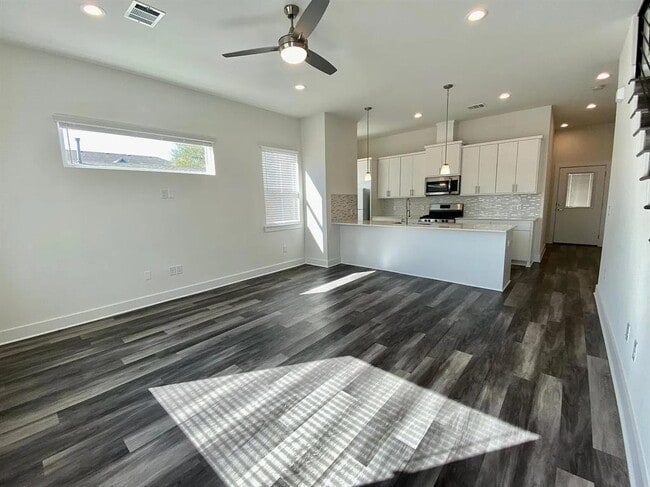 Foto del edificio - 6102 Caddie St
