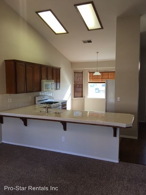 Building Photo - 1117 E Cinnamon Dr