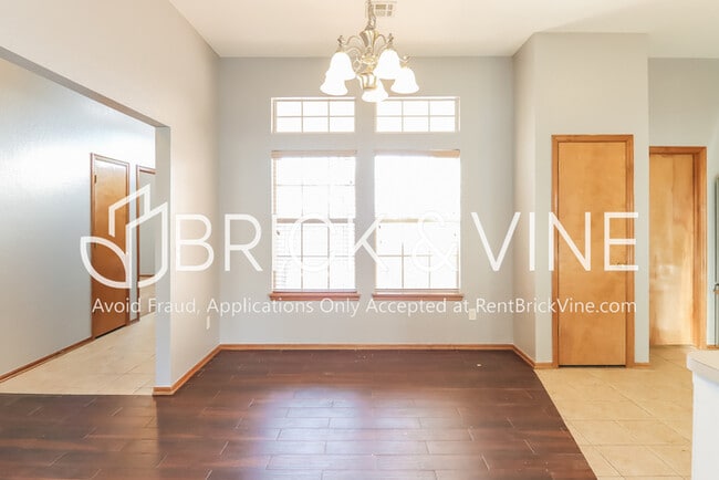 Foto del edificio - 8136 Bigwood Dr