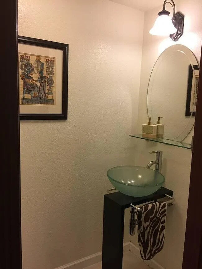 1er piso - Medio baño - 274 Snell Ct