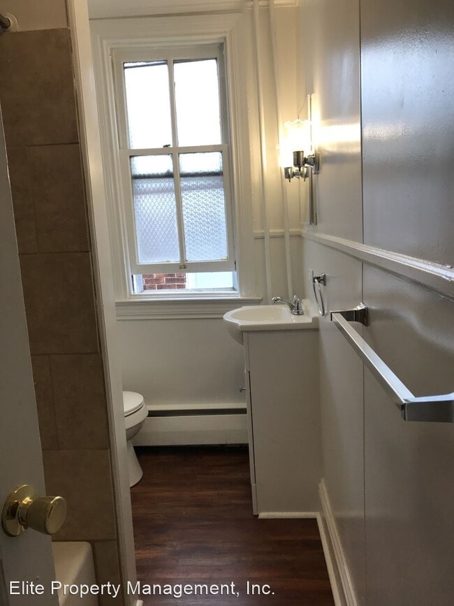 Building Photo - 1 br, 1 bath House - 643 W. Princess St., ...