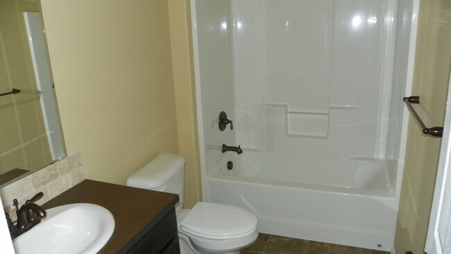 Foto del edificio - NE 3 Bdrm Home, All Appliances, Gas Heat, ...