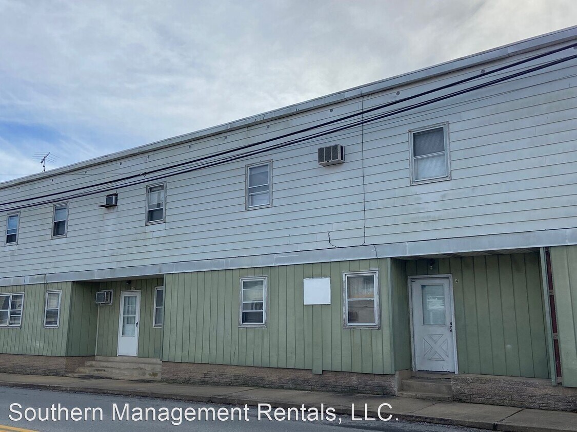 Primary Photo - 2 br, 1 bath House - 147 W. Main St. Apt #4