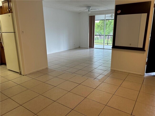 Building Photo - 3690 Inverrary Dr