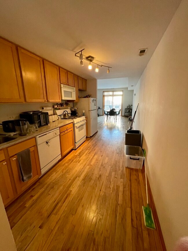 Foto del edificio - 865 W Buckingham Pl