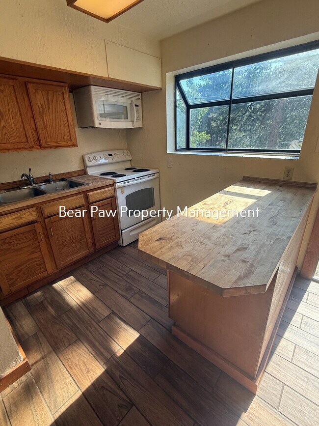 Foto del edificio - One Bedroom, plus Office Duplex in North Evergreen that includes Utilities!