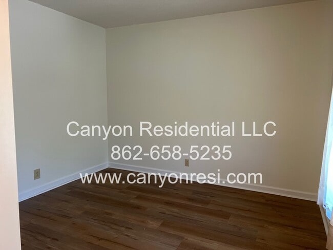 Building Photo - 2494 Shenandoah Dr