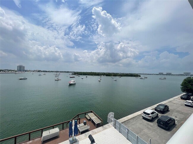 Foto del edificio - 7928 West Dr