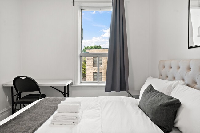 Room 2 - 3225 Rue Saint-Antoine