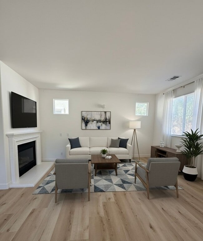 Building Photo - Beautiful Tri-Level Home in Prestigious Oa...