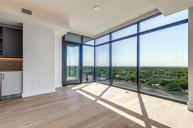 Foto del edificio - 8119 Douglas Ave