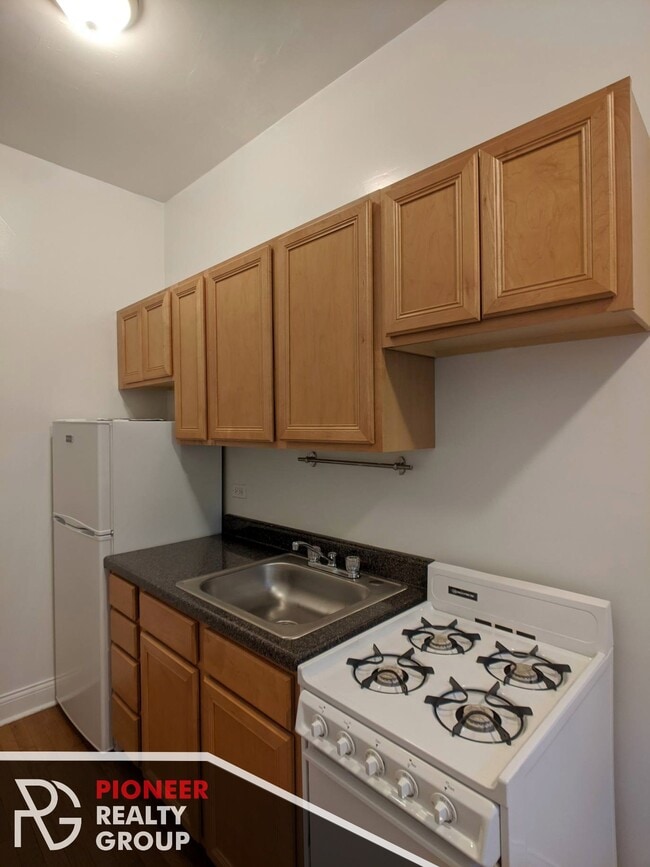 Building Photo - 4647 N Paulina St