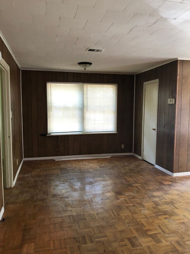 Building Photo - Section 8/Housing Voucher Accepted