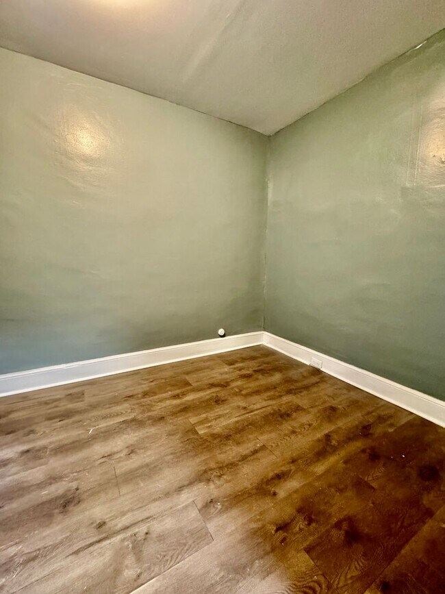 Building Photo - 2 Bedroom Home Available Now