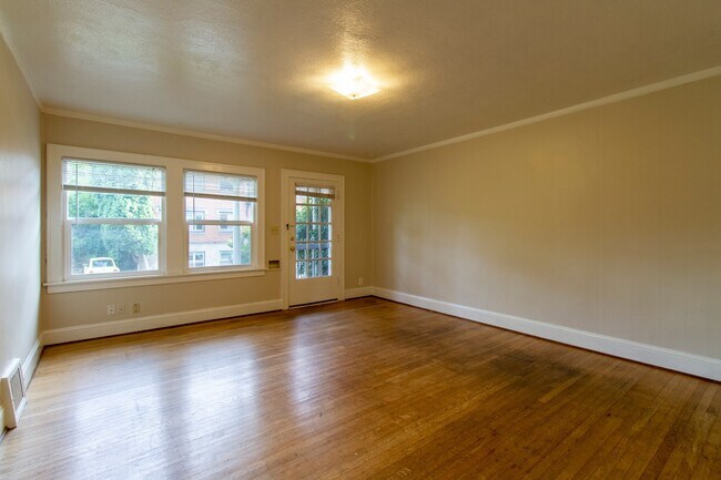 Foto del edificio - Charming One Bedroom Unit in Fourplex with Original Hardwoods, Breakfast Nook, Detached Garage