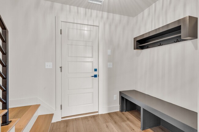 entrada desde el garaje - 671 E 16th St