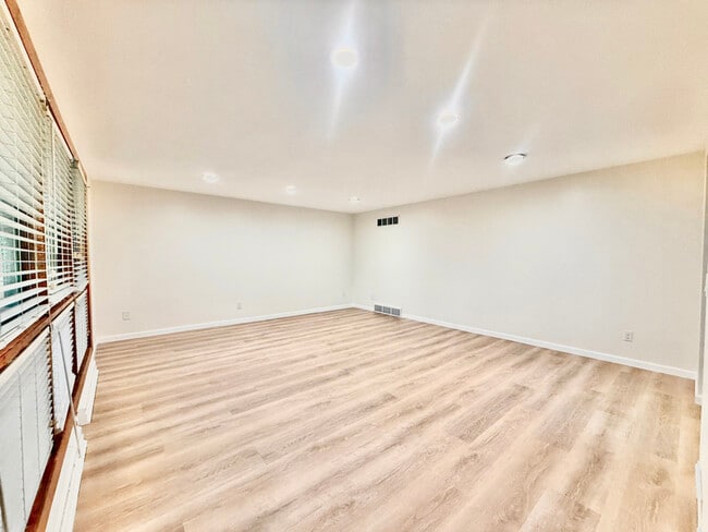 Building Photo - 1814 E Main St