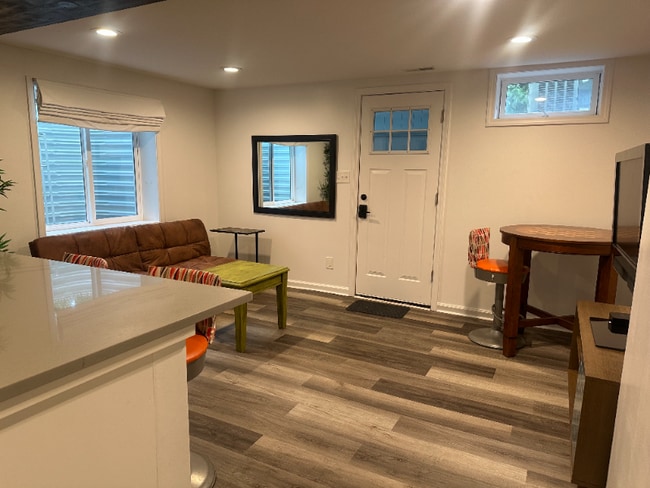 Foto del edificio - 1022 E State St