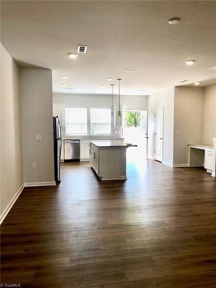 Building Photo - 825 Falls Grove Trl