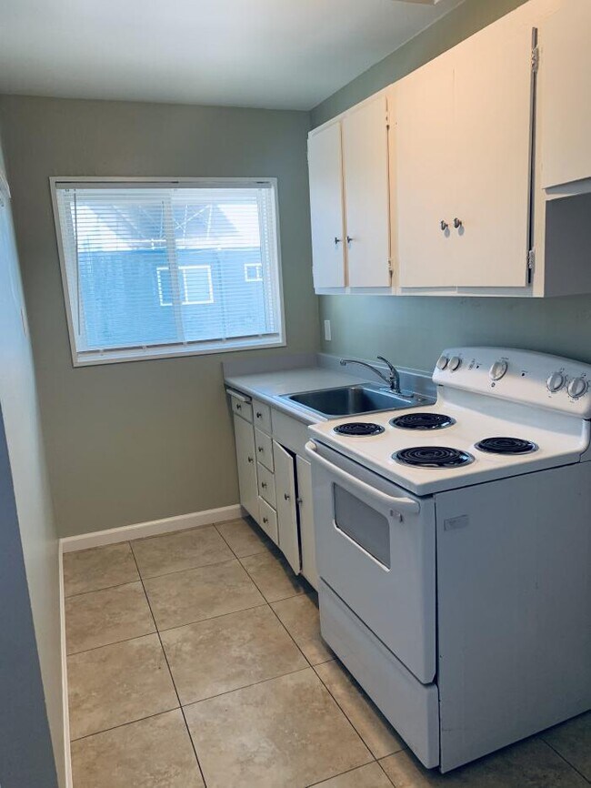 Building Photo - 1 bedroom in Oakland CA 94605