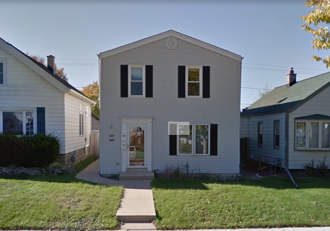 Building Photo - 2425 S 75th St