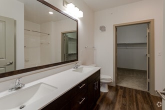 2BR,2BA W/DEN - 1303SF - THE VILLA - BATHROOM - The Callie