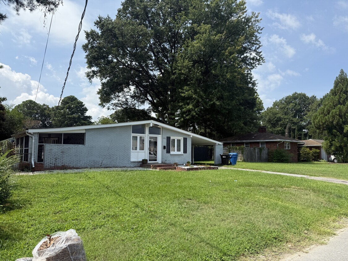 Building Photo - 1021 Mineola Dr