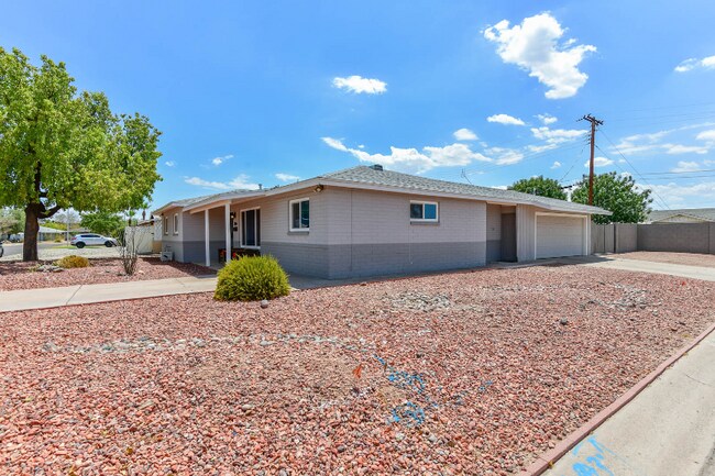 Building Photo - 2051 W Solano Dr