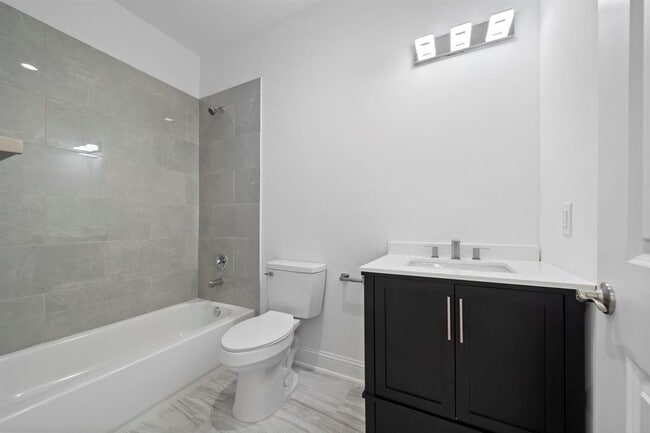 Building Photo - 1221 W 16th St