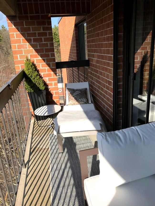 Building Photo - 289 Elm St