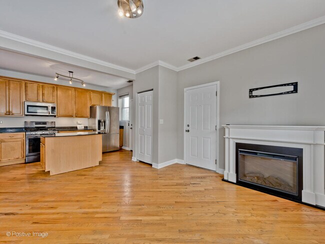 Building Photo - 2416 W Bryn Mawr Ave