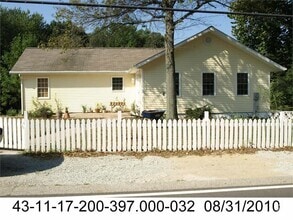 Building Photo - 1130 S Country Club Rd