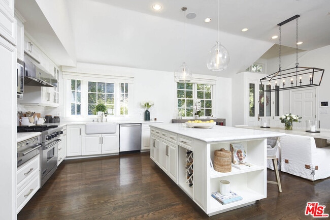 Building Photo - 2774 Mandeville Canyon Rd