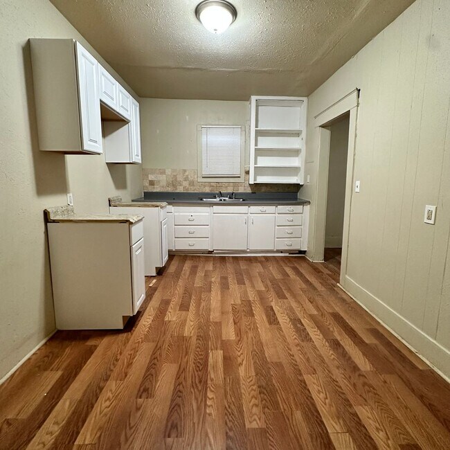 Building Photo - $99 move-in special - 3 Bedroom Home Locat...