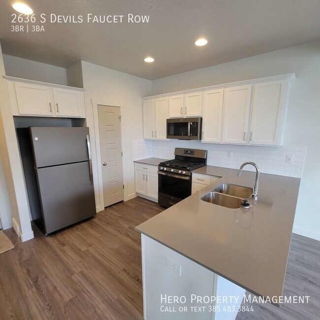 Building Photo - Fantastic GORGEOUS Townhome!