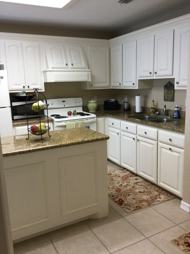 Cocina con isla - 2706 Bobcat Ln