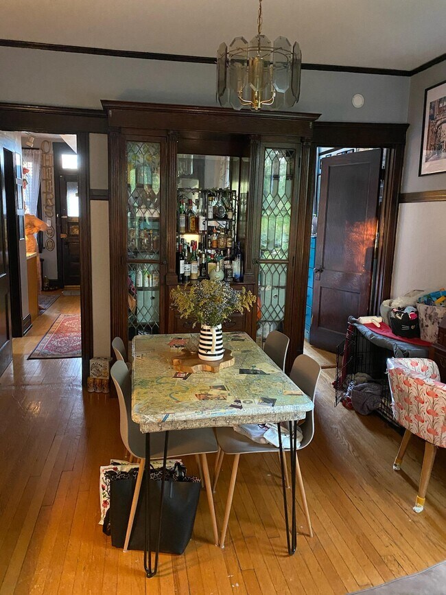 Muebles empotrados de estilo vintage para el comedor - 3733 N Greenview Ave