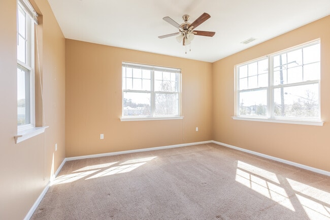 Building Photo - 745 Lacy Oak Dr