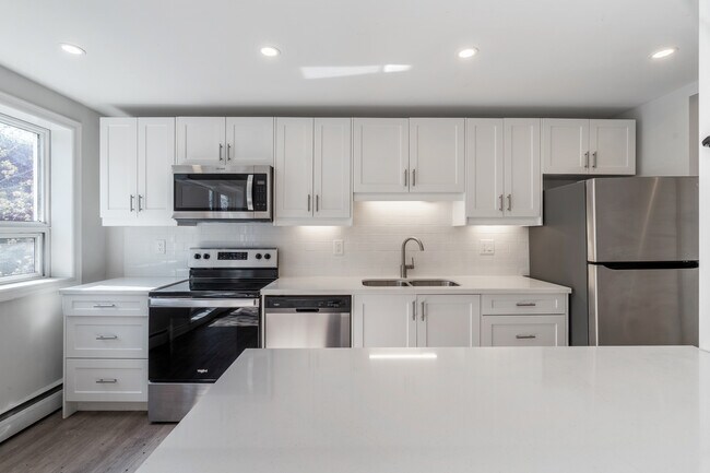 Photo du bâtiment - 2194 & 2200 King Street East