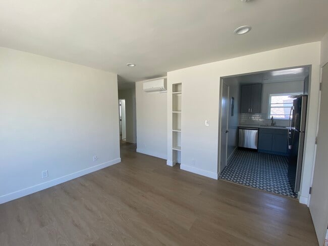 living room - 1331 W Adams Blvd
