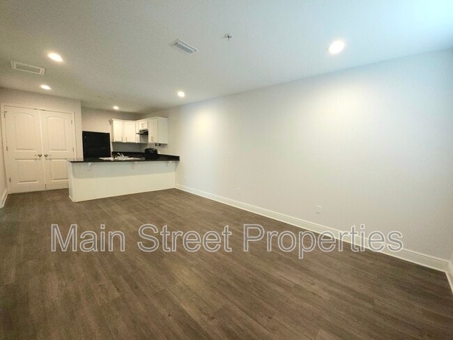 Foto del edificio - 313 N Navy Blvd