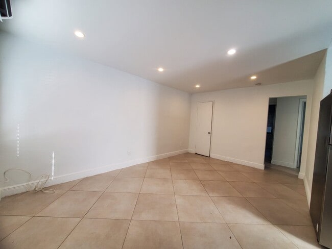 Building Photo - 841 NW 5th Ave