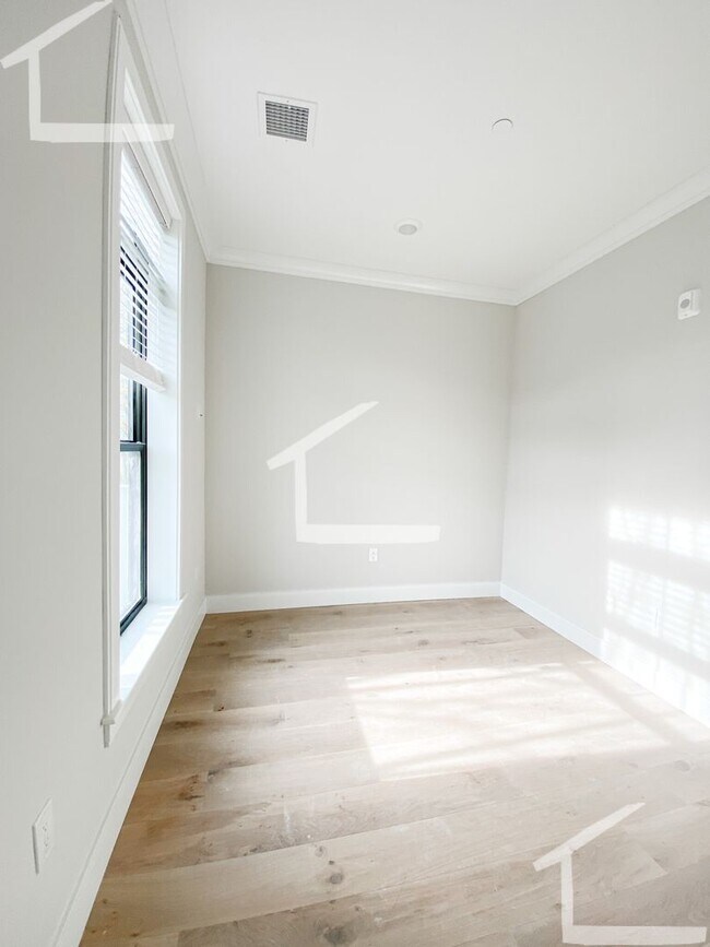 Building Photo - Beautiful Studio Apartment Right in The Ba...