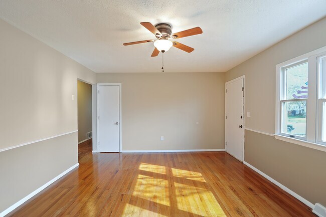 Building Photo - 21 Hickory Ln
