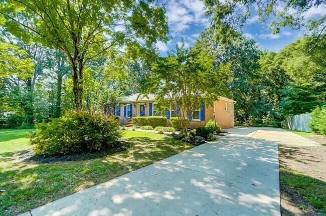 Foto del edificio - Fully Remodeled Ranch Style Home In South Park! (Landscaping Included)