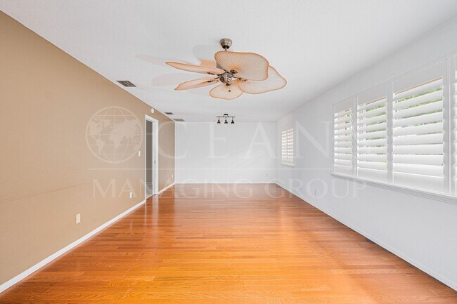 Building Photo - ?Large 3-Bedroom ?Pool Home with ?Stay-cat...