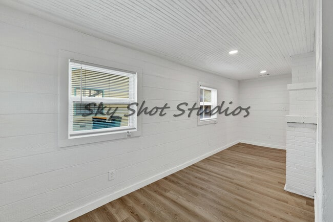 Building Photo - 326 W Rainey St