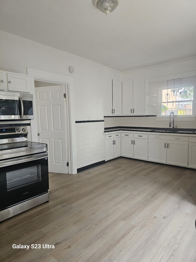 Building Photo - 210 E Chestnut St